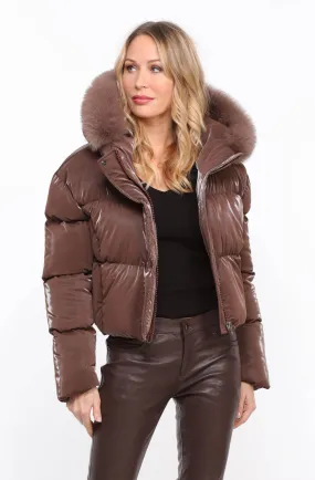 Braune Daunenjacke mit Kapuze und &bdquo;Mina&ldquo;-Fuchsbesatz