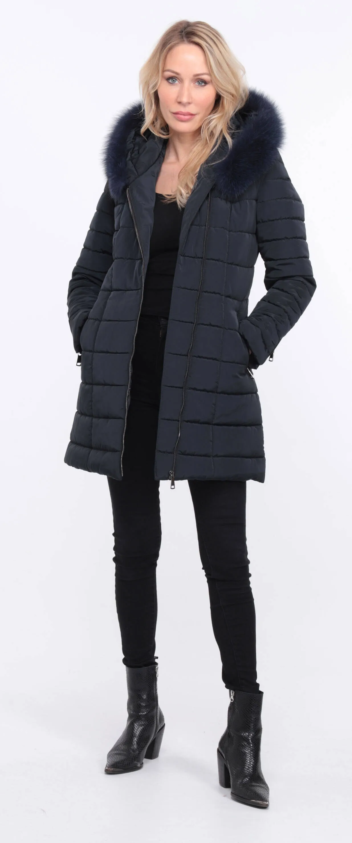 Daunenjacke fur Damen aus marineblauem Fuchsstoff &bdquo;romie&ldquo;.