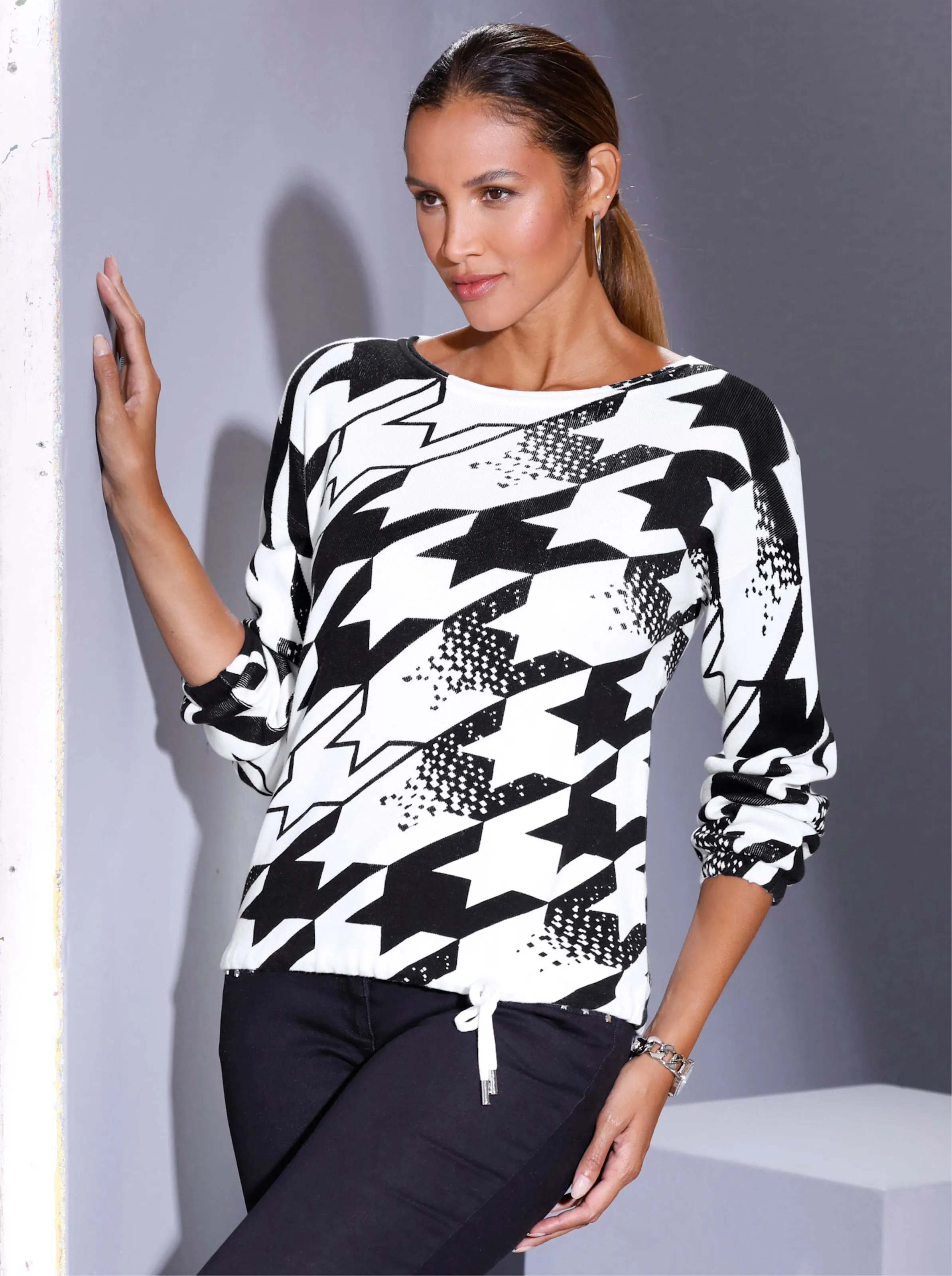 Druck-Pullover in schwarz-ecru-bedruckt
