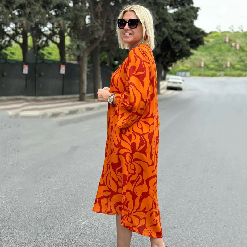 Elegantes Kleid mit Aufdruck für große Frauen