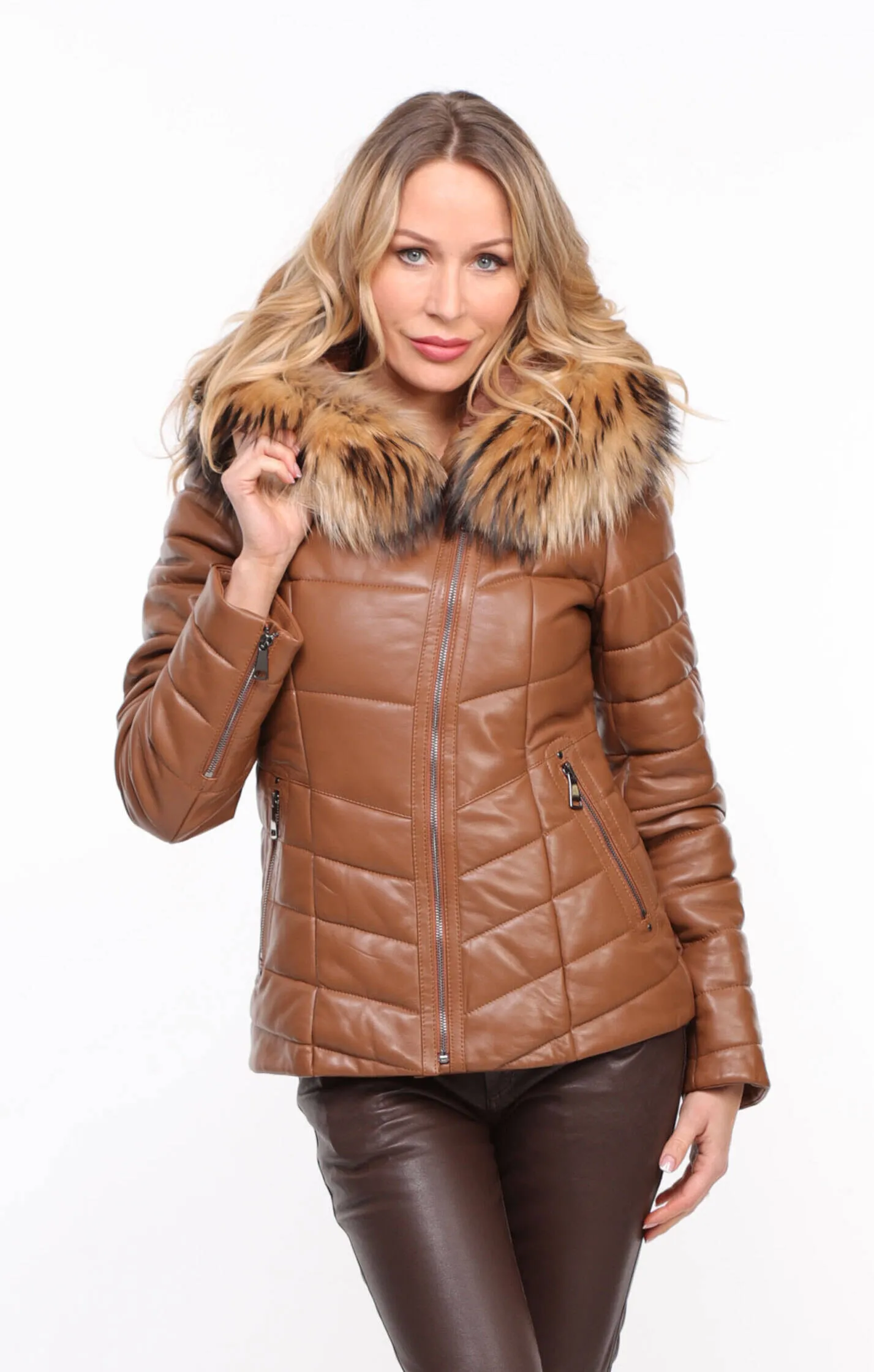Goldene Damen-Daunenjacke &bdquo;Preste&ldquo; aus Leder mit Kapuze