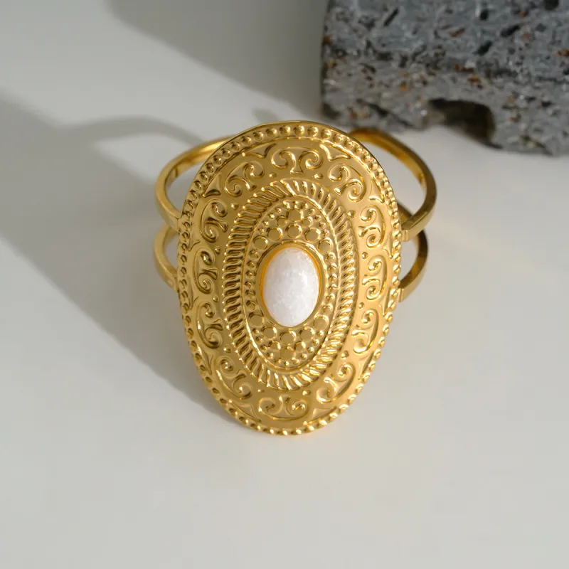 Goldener Ring mit ovalem und weißem Stein