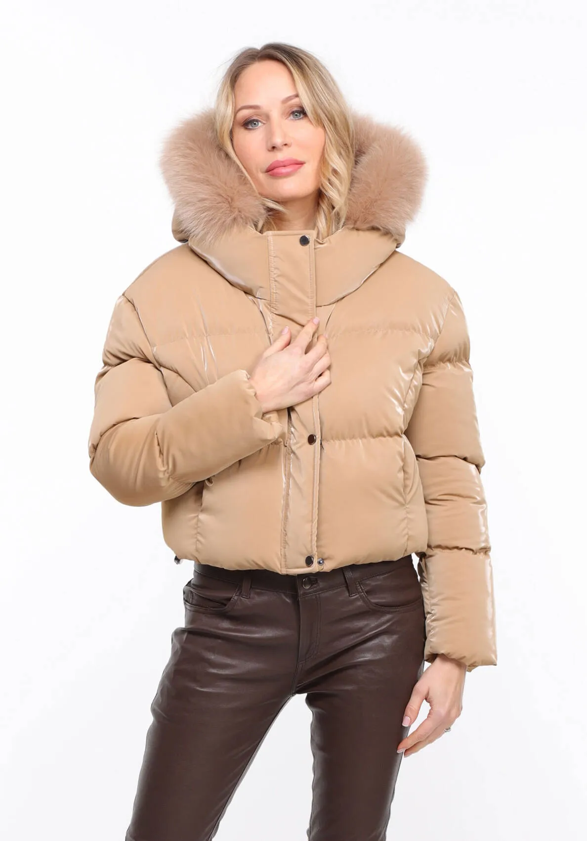 Karamellfarbene Daunenjacke mit Kapuze und &bdquo;Mina&ldquo;-Fuchsbesatz