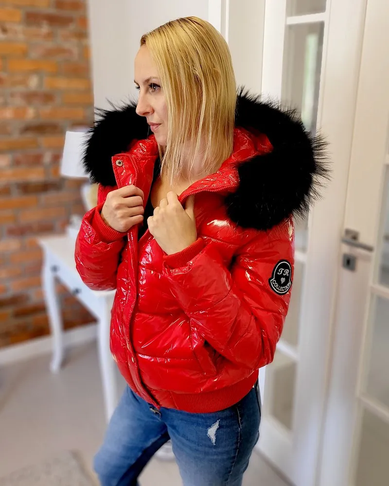 Kurze rot Winterjacke mit Kapuze aus Waschbär