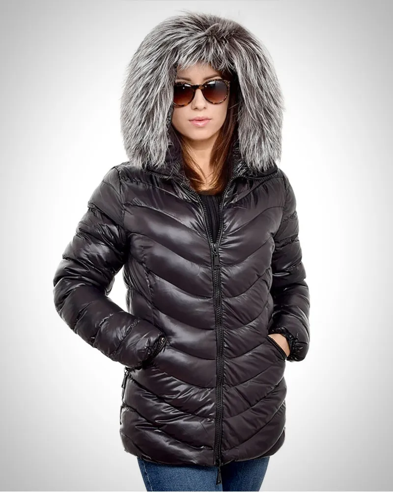 Kurze schwarze Winterjacke mit Kapuze aus Silberfuchs