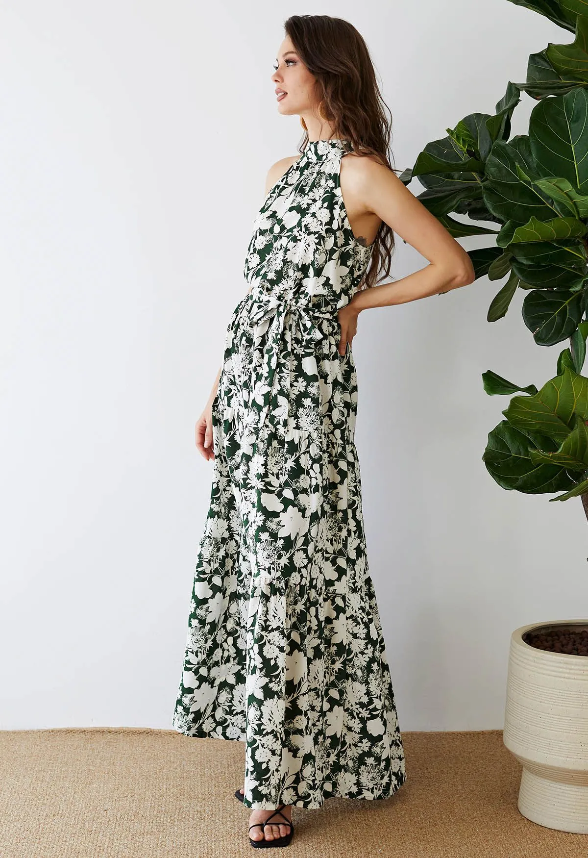 Neckholder-Maxikleid mit Taillenschnürung und grünem Blumenmuster