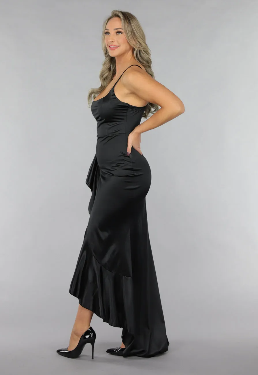 Schwarzes gerafftes Abendkleid aus schwarzem Satin