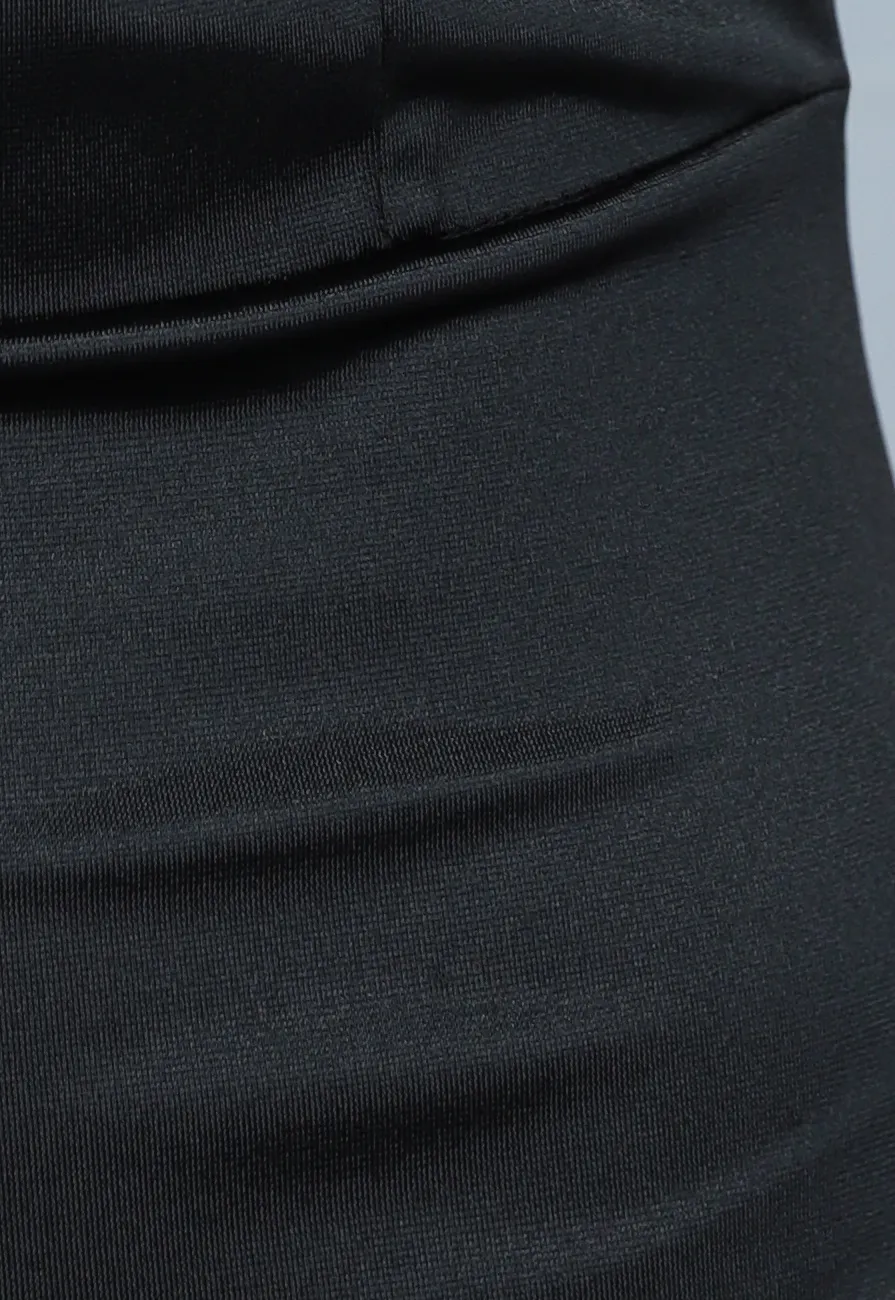 Schwarzes gerafftes Abendkleid aus schwarzem Satin